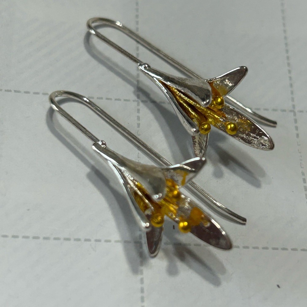 Elegant Two Tone Direct Thread Calla Lily Flower Earrings